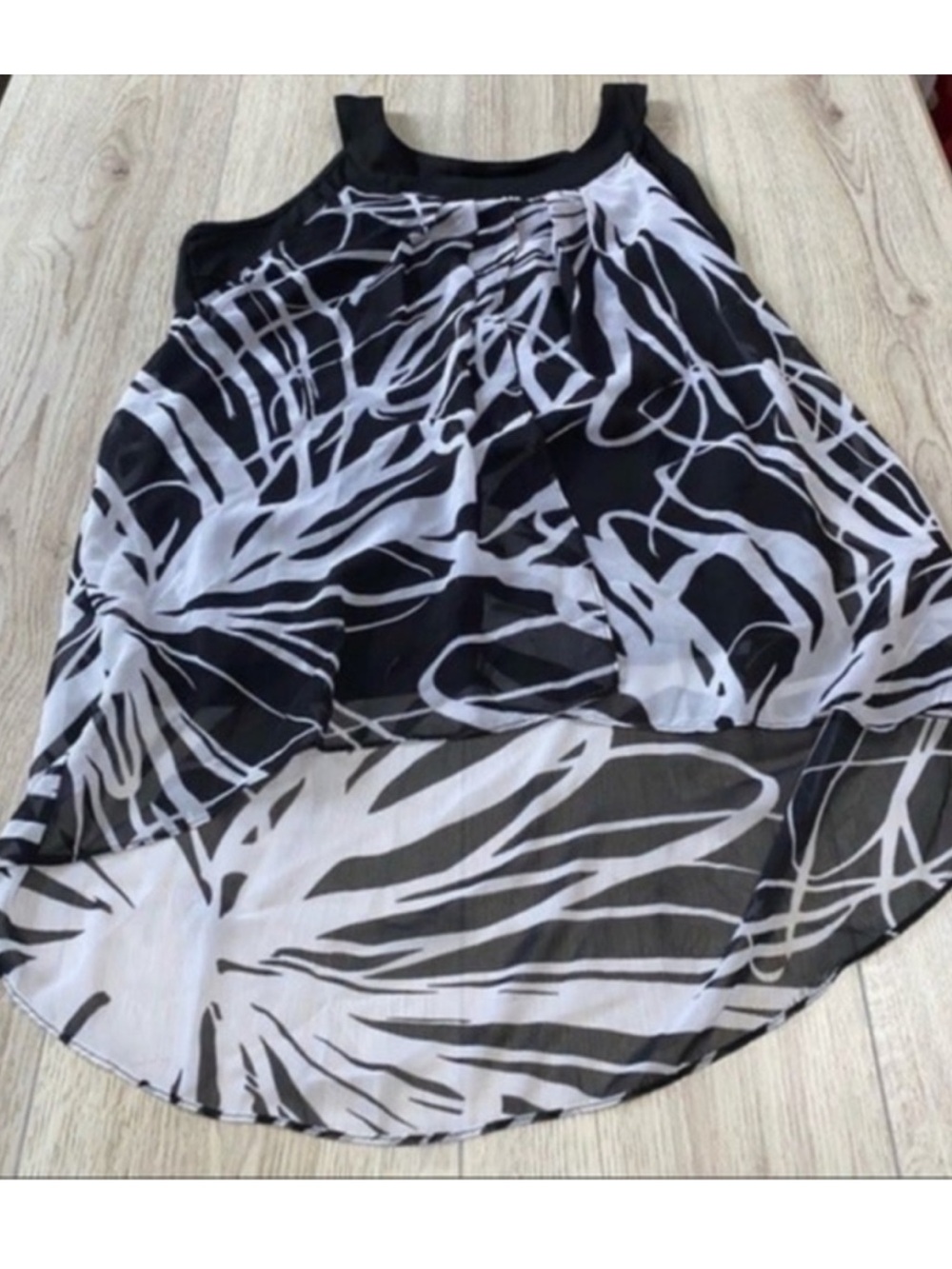 Dressbarn Black & White Print High-Low Tank Top sleeveless shirt